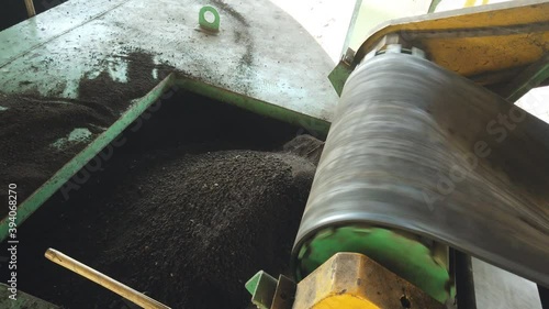 Organic fertilizer conveyor belt for organic vegetables.