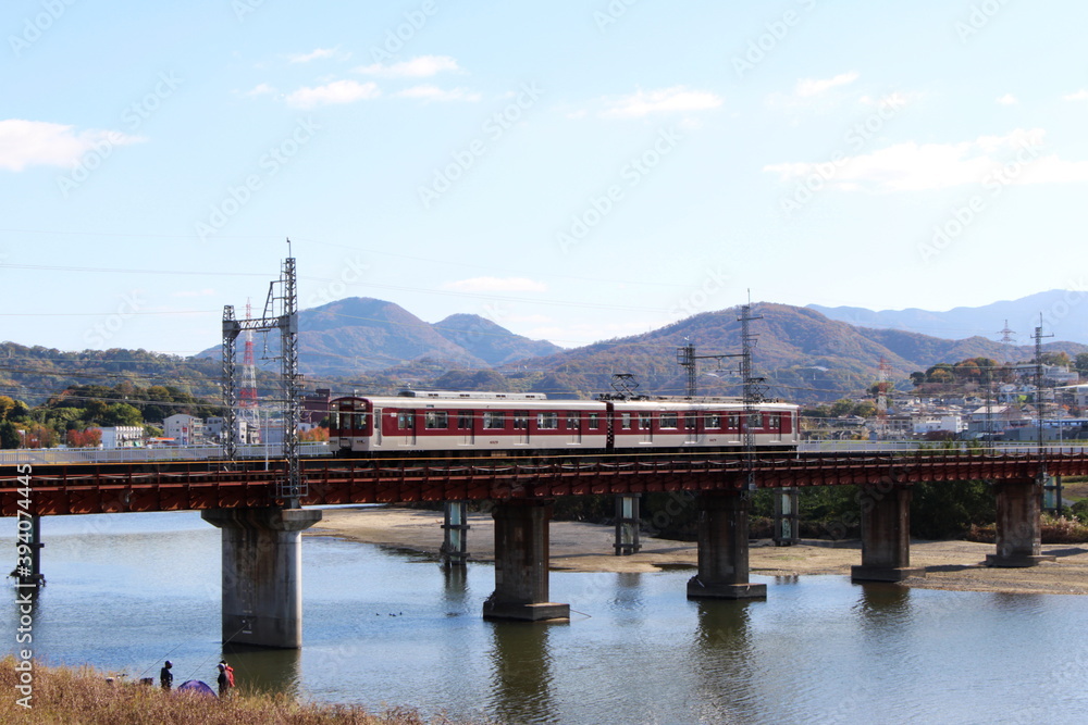Fototapeta premium 秋晴れの空と近鉄電車