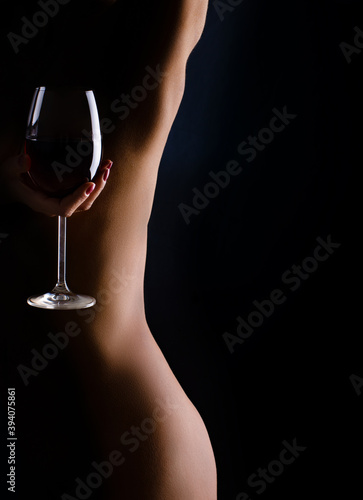 Obraz na płótnie Caucasian naked model holds wineglass with red wine in her hand w salonie