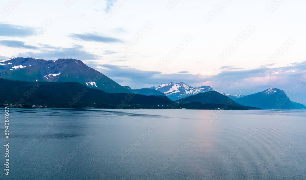 Fjord im Morgengrauen.