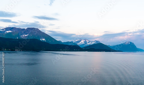 Fjord im Morgengrauen.