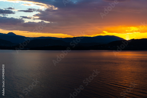Fjord bei Sonnenaufgang.