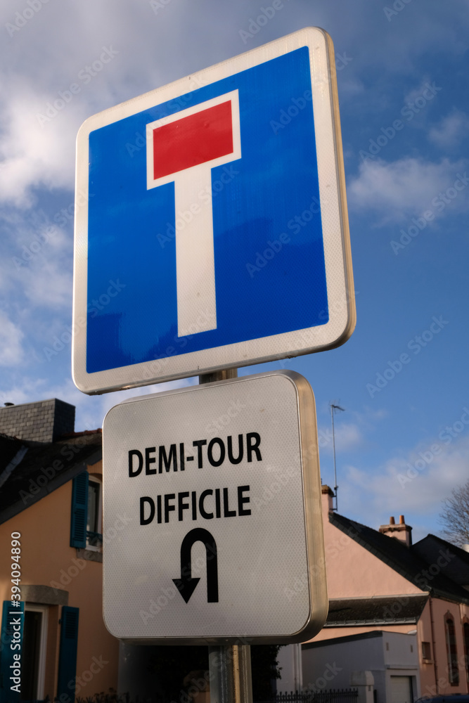 Panneau indiquant une impasse et un demi-tour difficile Panneau indiquant une impasse et un demi-tour difficile