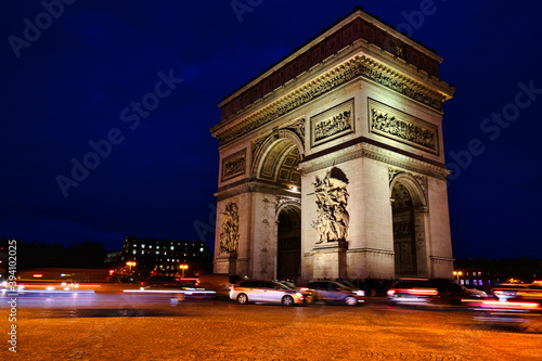 Obraz na płótnie View of famous Arc de Triomphe in Charles de Gaulle square at night in Paris, France w salonie