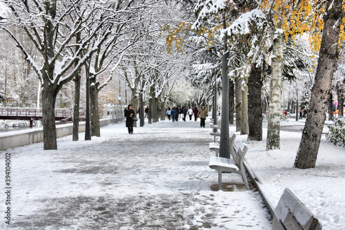 Paseo del Espolón snowy in Burgos with people walking