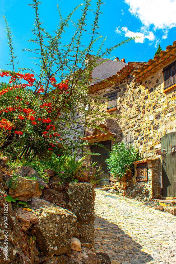 Petite ruelle dans un petit village de provence sur la côte d'azur. Petite ruelle dans un petit village de provence sur la côte d'azur.