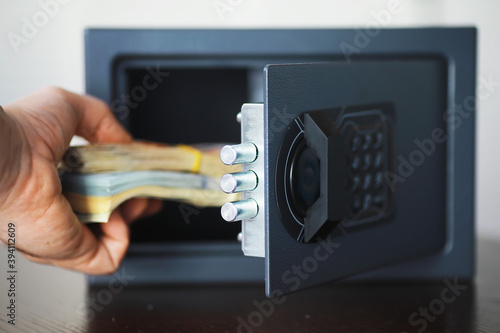 Slika na platnu Open safe in a wealthy house