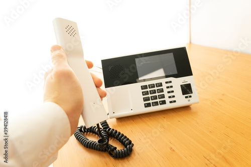 Telefonhörer im Büro abnehmen / Festnetz / Telefonberatung photo