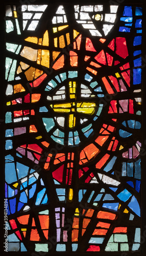 Foto VIENNA, AUSTIRA - OCTOBER 22, 2020:  The modern stained glass in the Baptistery of church Laurentiuskirche by Heinrich Tahedl (1972)