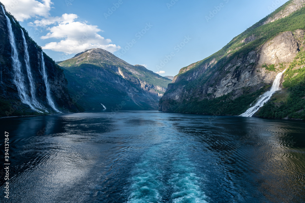 Obraz premium Geiranger Fjord mit Sieben Schwestern und Freier.
