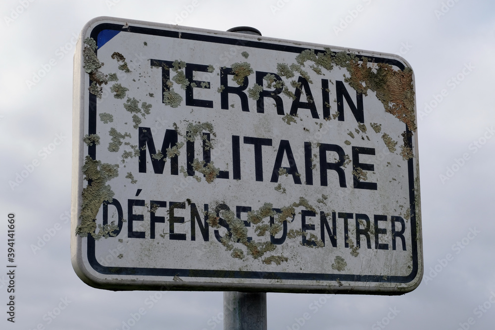 Obraz premium Panneau indiquant un terrain militaire avec une interdiction d'entrer