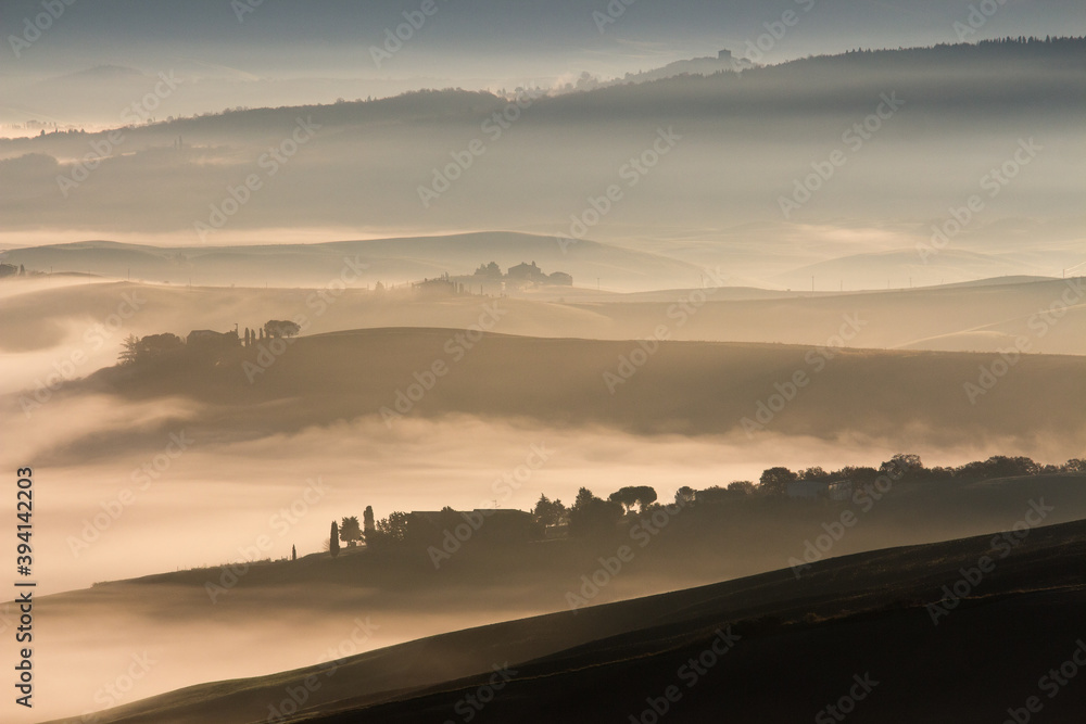 Obraz premium alba con nebbia colline senesi