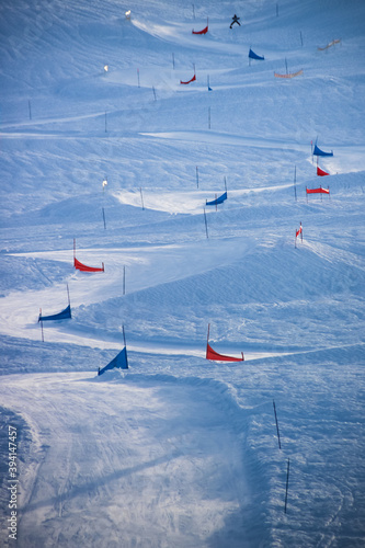 Obraz na plátně piste de ski vide , aucun skieur sur les pistes de neige de la station de sport