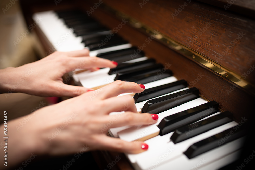 Fototapeta premium ピアノを演奏する女性の手