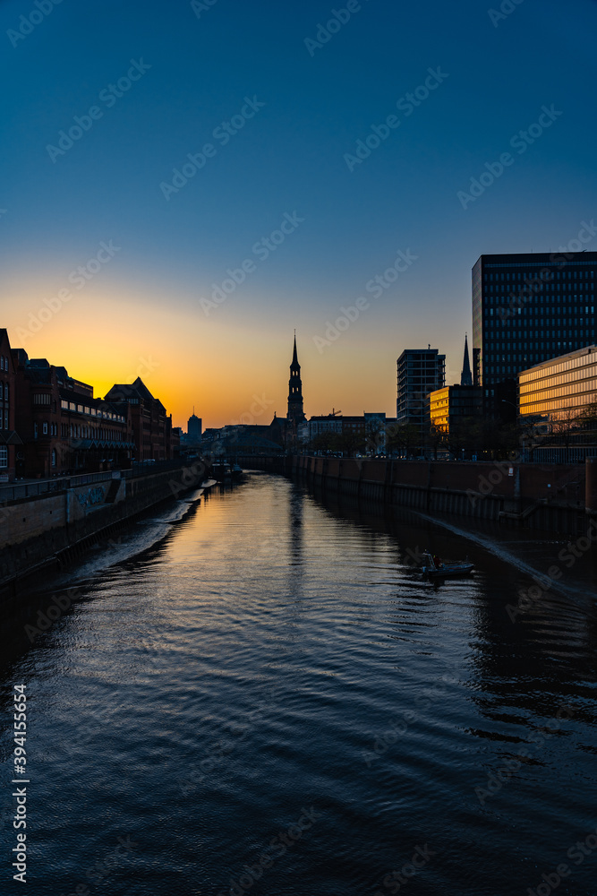 Fototapeta premium Hamburg Zollkanal im Abendlicht