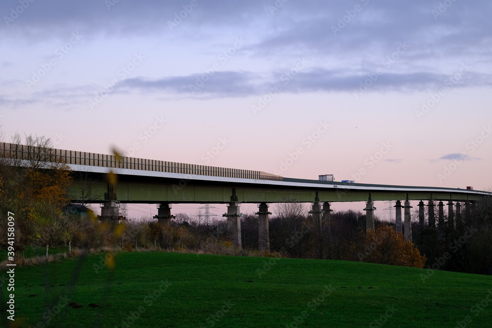 Fototapeta premium Raderbrücke (Autobahn A7) im Abendlicht