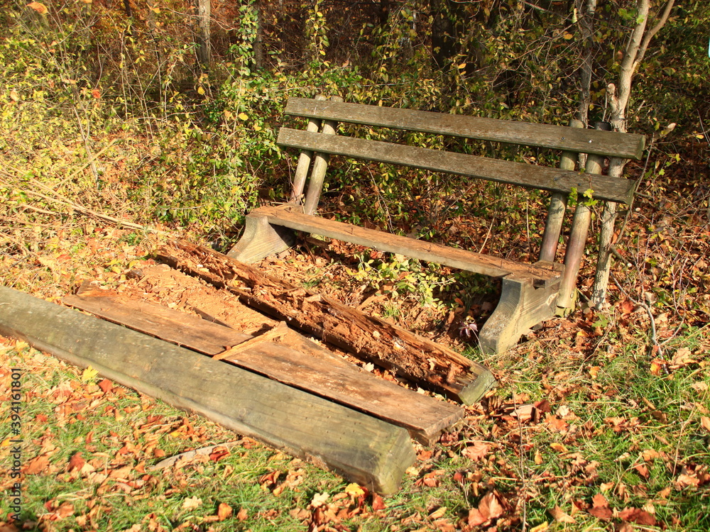 Alte verfallene Sitzbank mit Tisch auf einer Wiese Alte verfallene Sitzbank mit Tisch auf einer Wiese