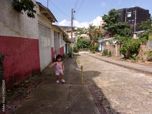 Petite fille toute seule dans une rue mexicaine photo