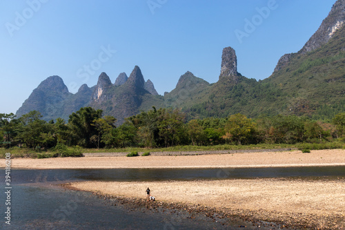 Montagnes karstiques et plage sur la rivière Li, Chine