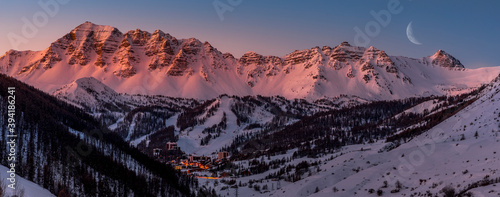 Foto Daybreak on Vars resort and the summit of Eyssina - Lever de jour sur la station de Vars et le sommet de l'Eyssina, Hautes Alpes