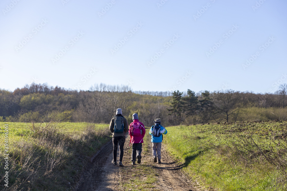 3 wanderer gehen auf die Berge zu in bunte kleidern 3 wanderer gehen auf die Berge zu in bunte kleidern
