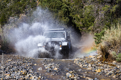 Tableau sur toile off road vehicle in the river