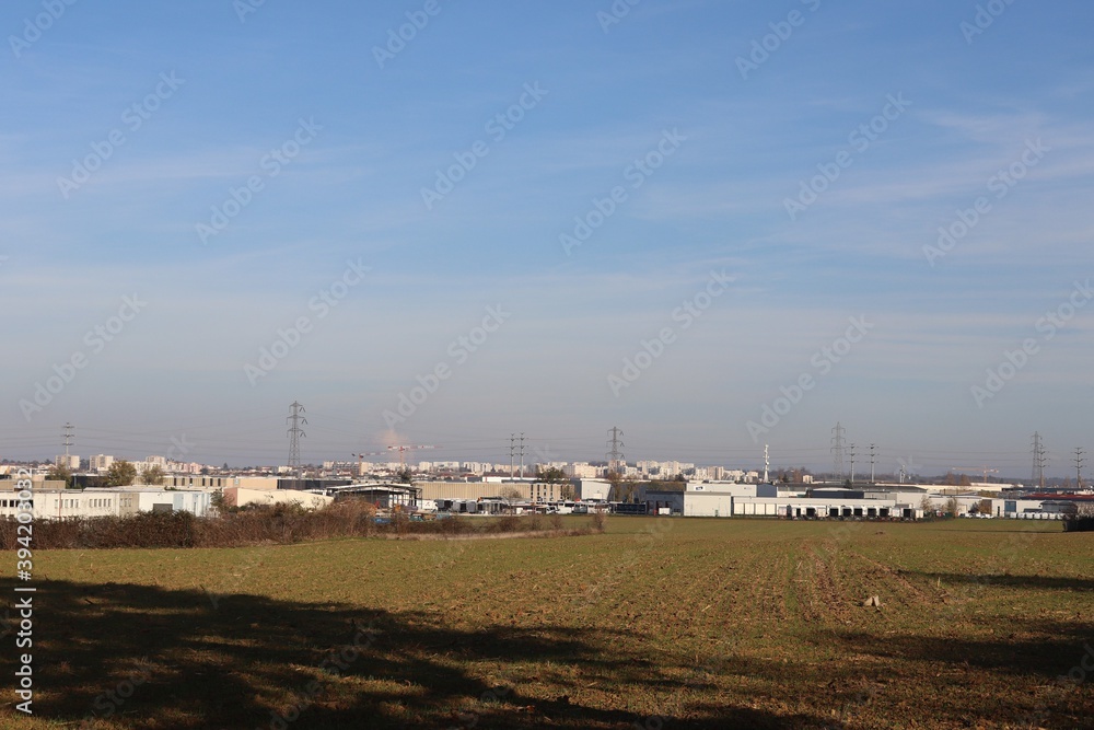 Fototapeta premium Vue d'ensemble de la zone industrielle de Corbas, ville de Corbas, département du Rhône, France
