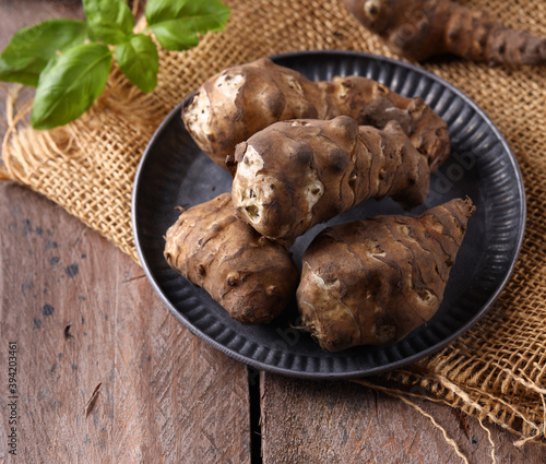 Φωτογραφία organic Jerusalem artichoke vegetable on a wooden table