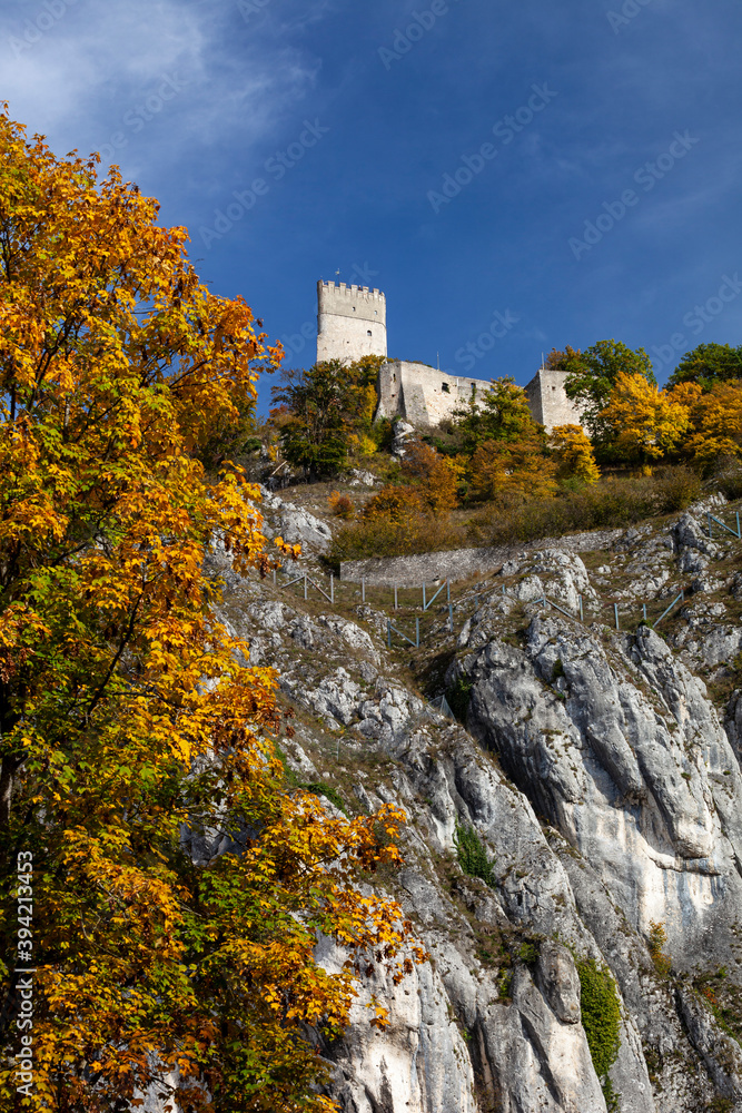 Burg Randeck an einem sonnigen Herbsttag