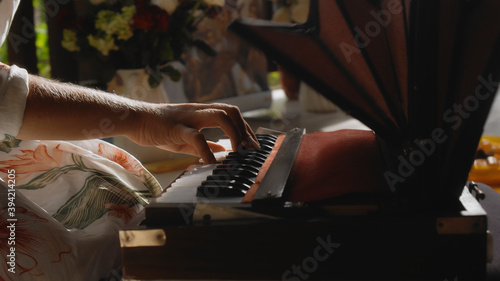 Foto girl sitting on a wooden floor and playing a keyboard ethnic Indian instrument h