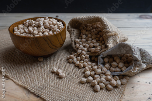 Garbanzo crudo en un cuenco de madera