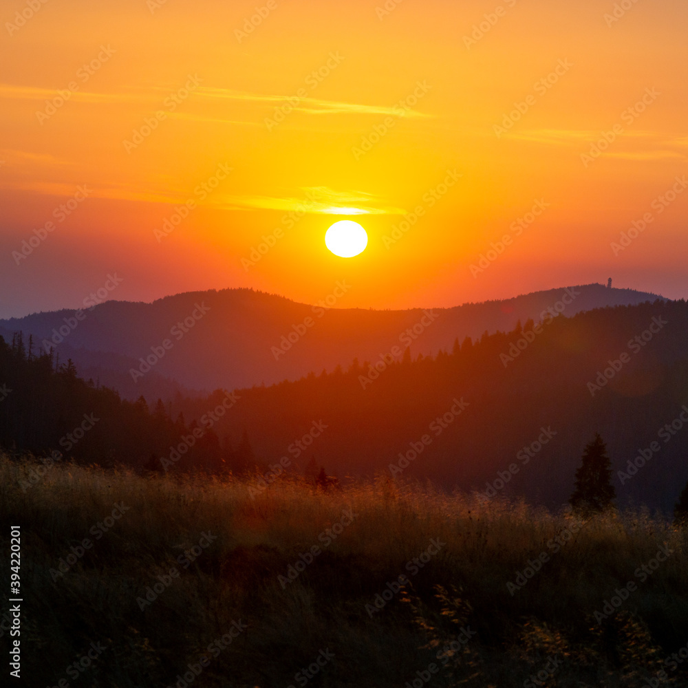 Wschód słońca. Słońce nad szczytami gór. Niesamowite Gorce Wschód słońca. Słońce nad szczytami gór. Niesamowite Gorce
