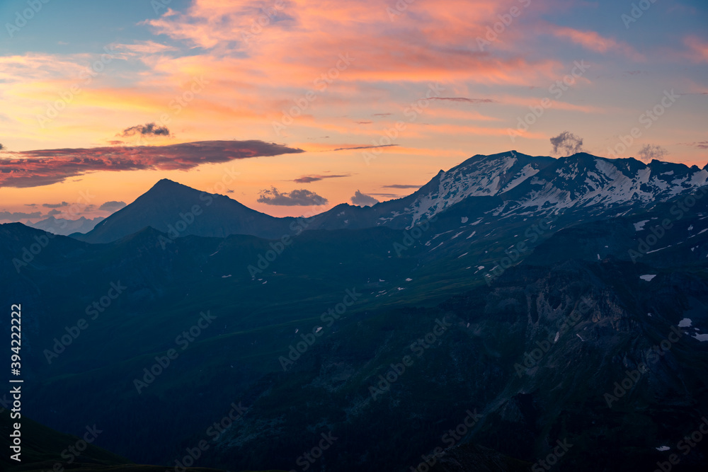Obraz premium Morning in the mountains of Grossglockner Hochalpenstraesse in Alps austria, hohe tauern national park. beautiful sunrise in the Alps