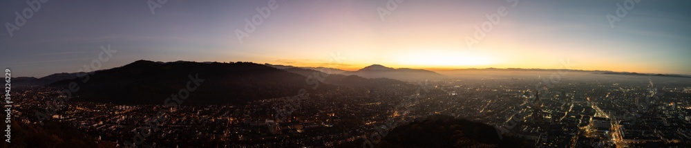 Panorama Freiburg im Breisgau bei Sonnenuntergang am Abend