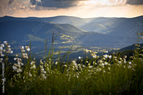Fototapeta Naklejka Na Ścianę i Meble -  Przepiękny widok na bieszczadzką dolinę, w której leży miejscowość Wetlina, Bieszczady, Polska