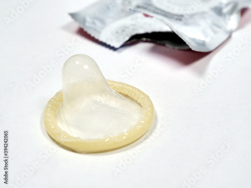 Ausgepacktes helles Kondom zur Verwendung