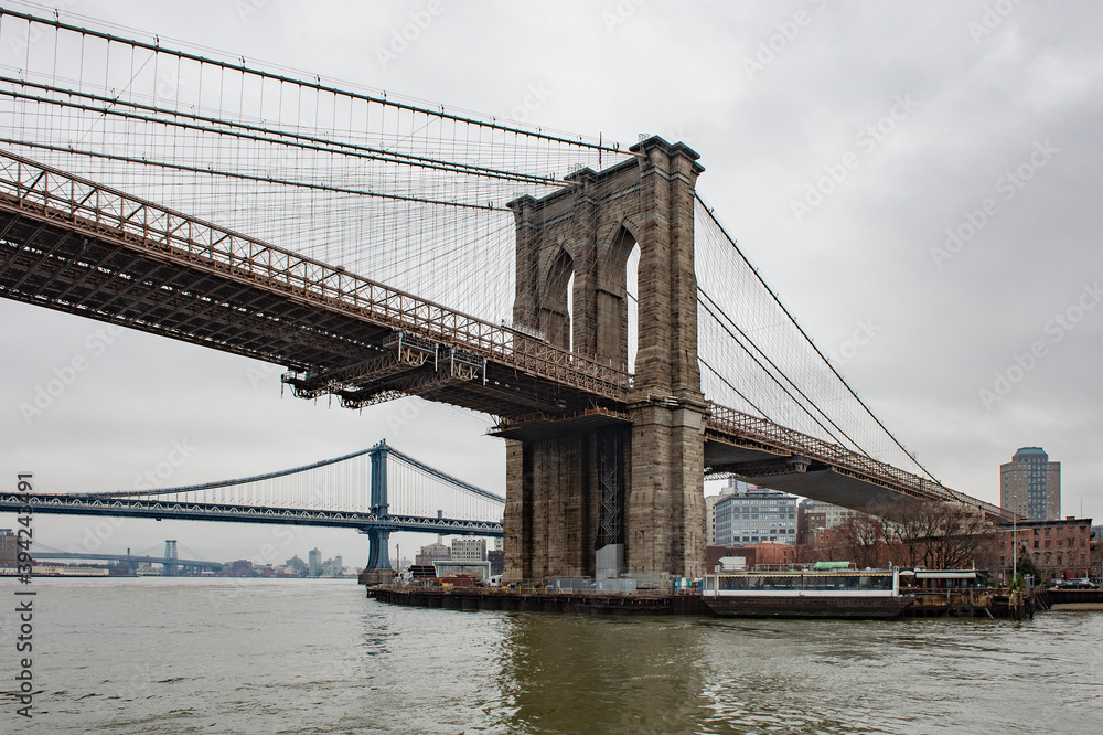 Obraz premium Brooklyn Bridge and Manhattan Bridge over East River in downtown Manhattan