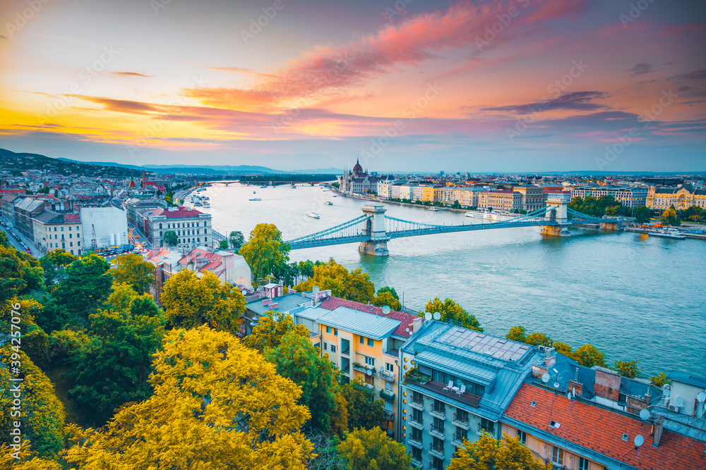 Naklejka premium Scenic top view of the Hungarian Parliament and Chain Bridge on the Danube river at sunset.