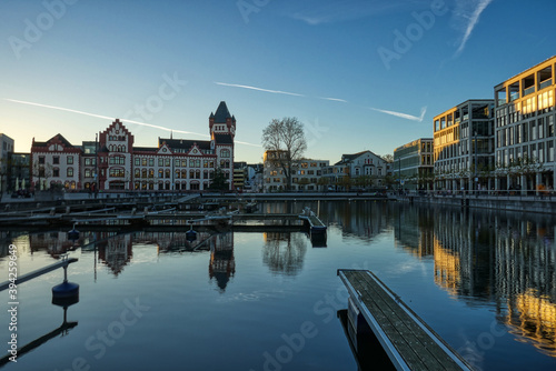 Marina und historisches Gebäude am Phoenixsee in Dortmund