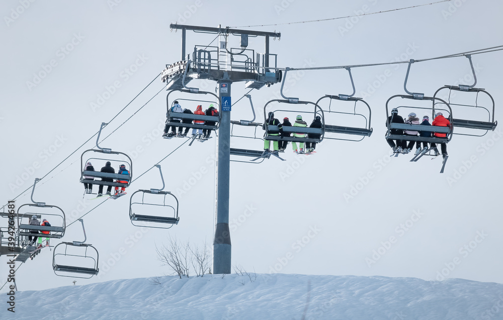 remontée mécanique dans une station de ski en hiver remontée mécanique dans une station de ski en hiver