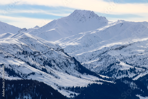 paysage de montagne, les alpes françaises sous la neige © jef 77