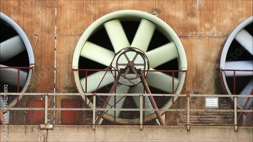 Langsam  drehender, grosser Ventilator einer Kühlanlage 