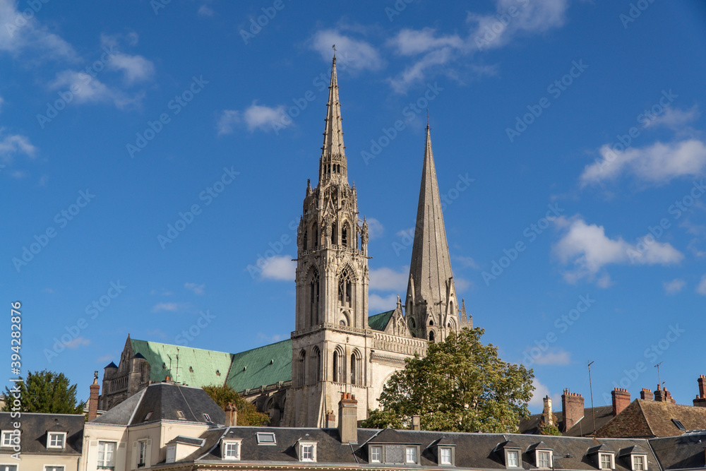 Vue sur la cathédrale de Chartres depuis la place Châtelet