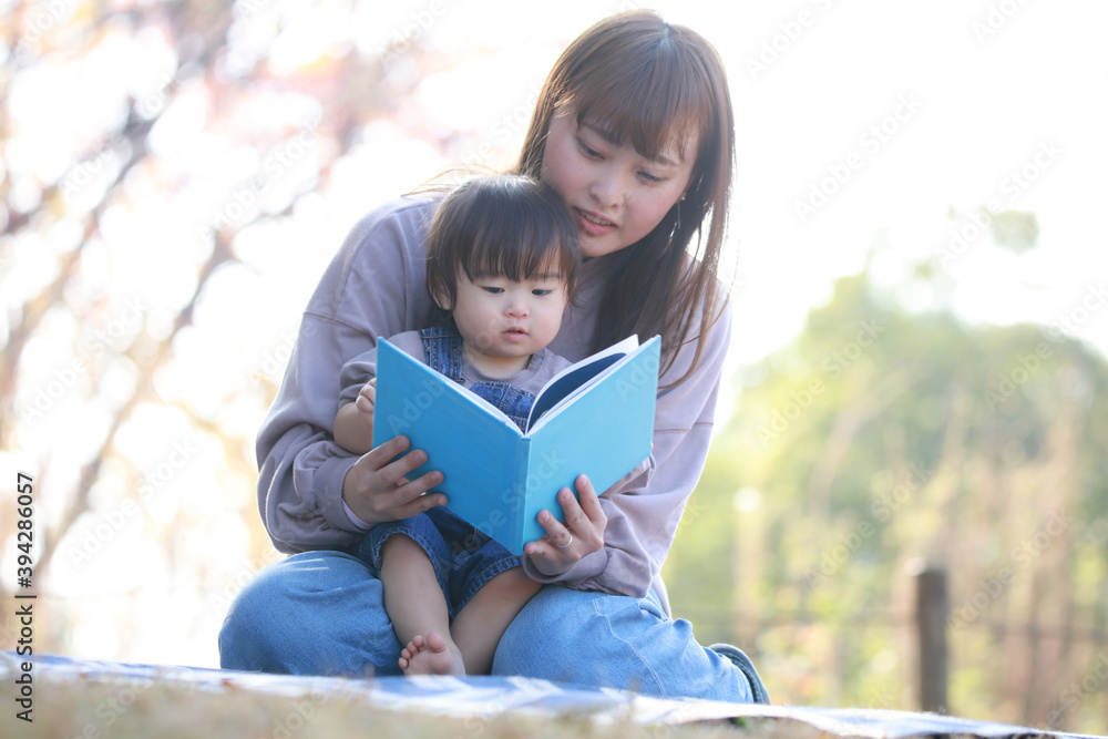 読書する親子 読書する親子