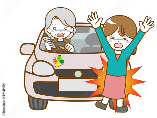 運転中によそ見して女性にぶつかる老年女性
