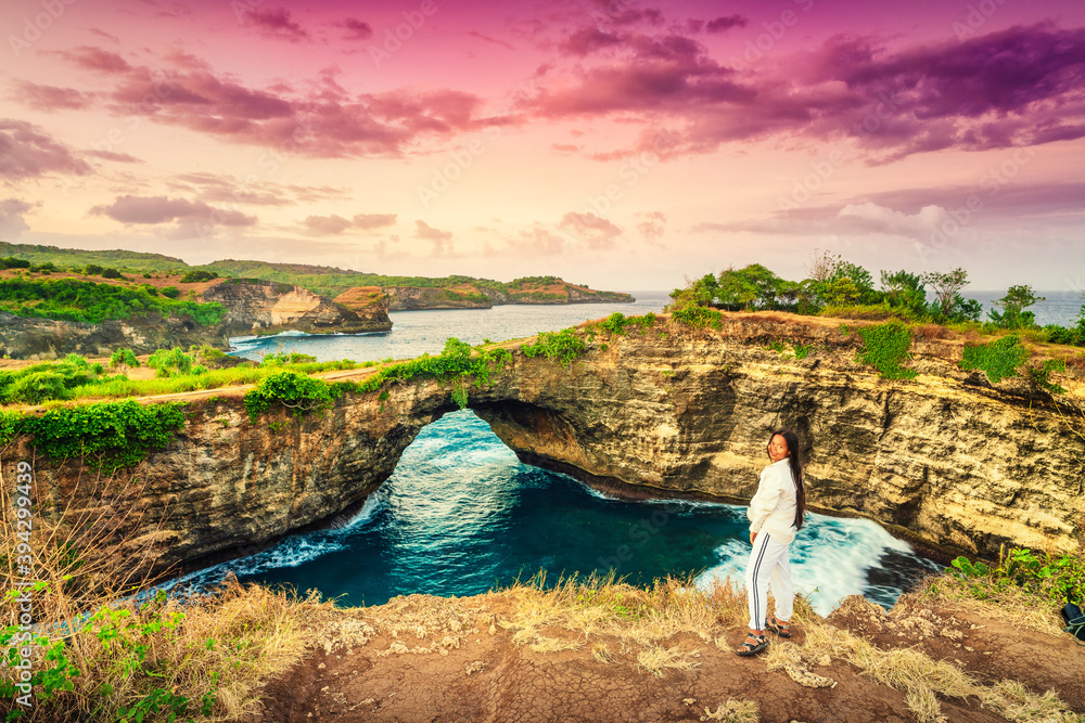 Φωτογραφία Attractive girl enjoy amazing view Broken Beach (Pasih Uug) is a scenic coastal formation on the southwestern edge of Nusa Penida island
