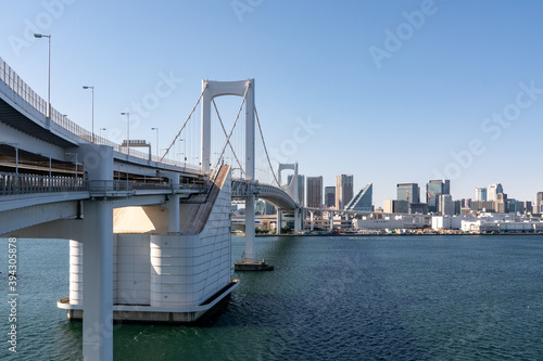 レインボーブリッジより東京のビル群を望む。そして青い空
