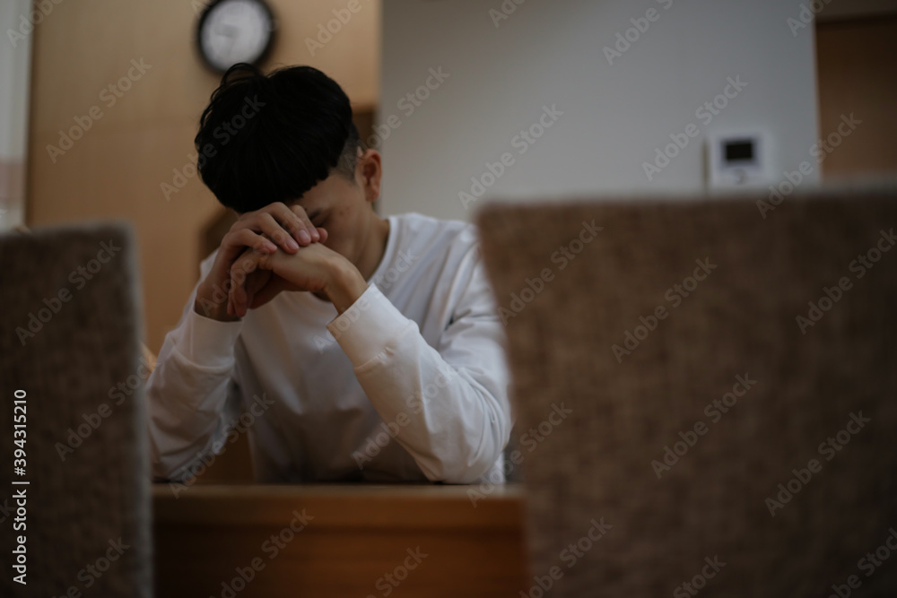 頭を抱える男性 頭を抱える男性