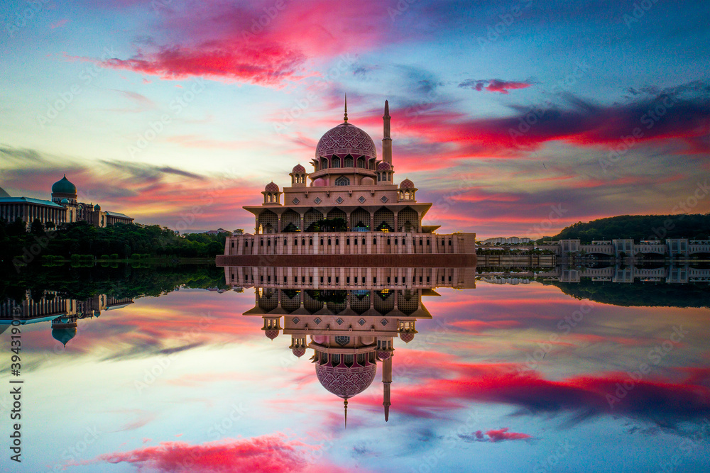 Fototapeta premium Sunrise Scenery Of Putrajaya Mosque,Malaysia.