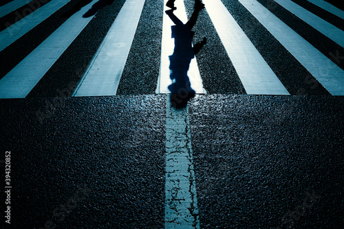 横断歩道を歩く人々とシルエット